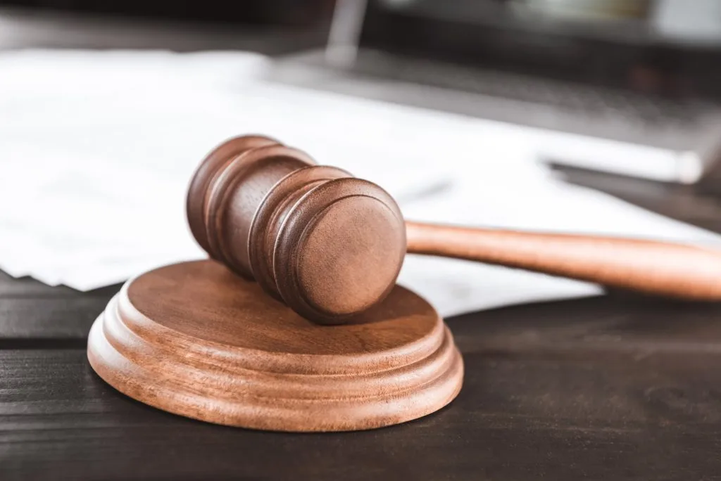 Mediación profesional y resolución de conflictos legales en oficina
