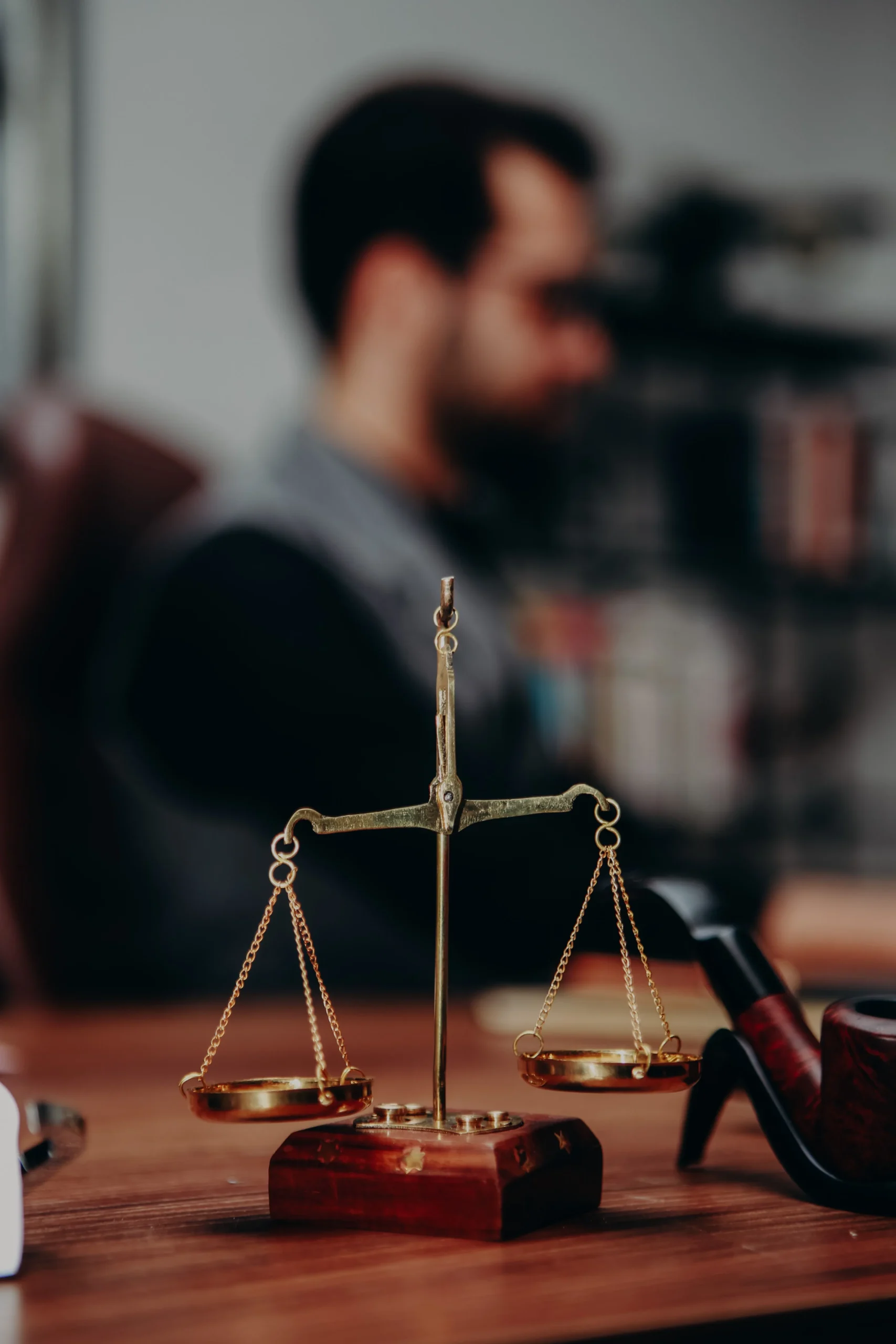 Abogado de familia asesorando sobre divorcios y custodias